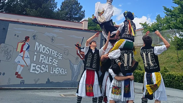 Imagem: Pauliteiros de Miranda – Agrupamento de Escolas de Miranda do Douro (PT)