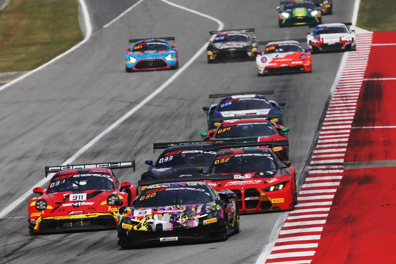 Cartaz: GT World Challenge powered by AWS